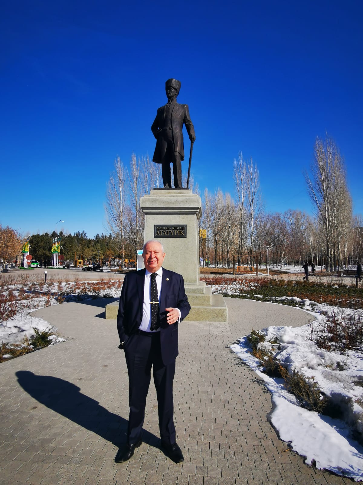 Atatürkün Astanadaki Heykeli'ni Dr.Akkan Suver ziyaret 