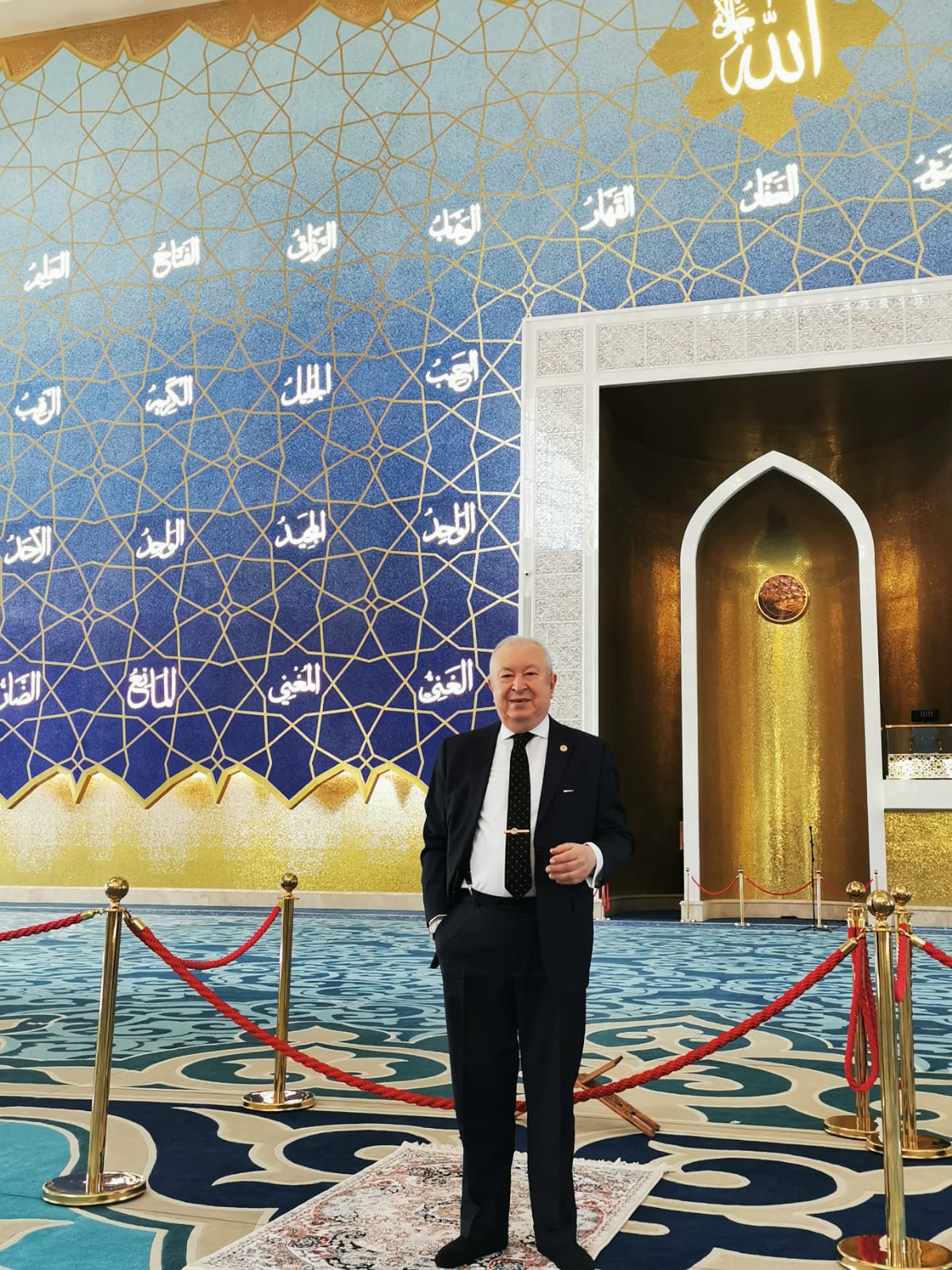 Dr.Akkan Suver, Astanada yapılan Yeni Camiiyi ziyaret e