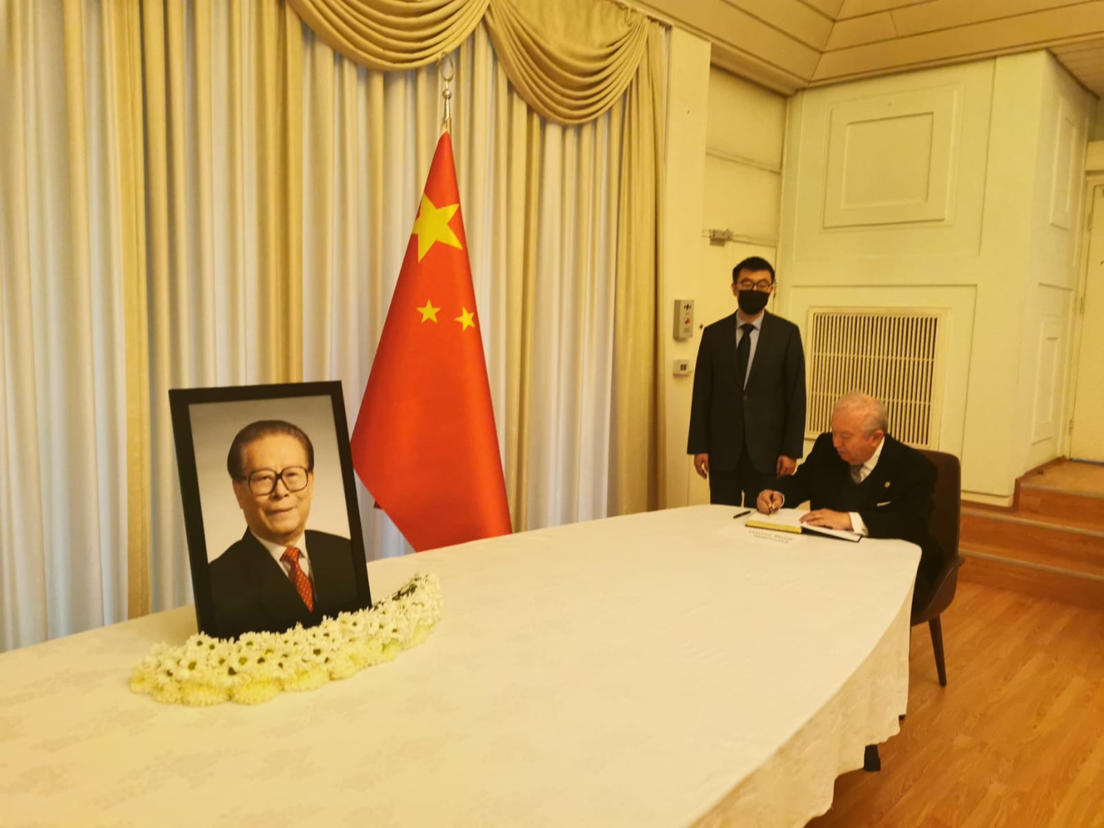 Opened Condolence Book of Jiang Zemin