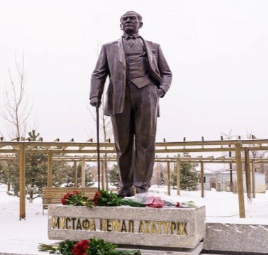Kazakistanda Atatürk Heykeli