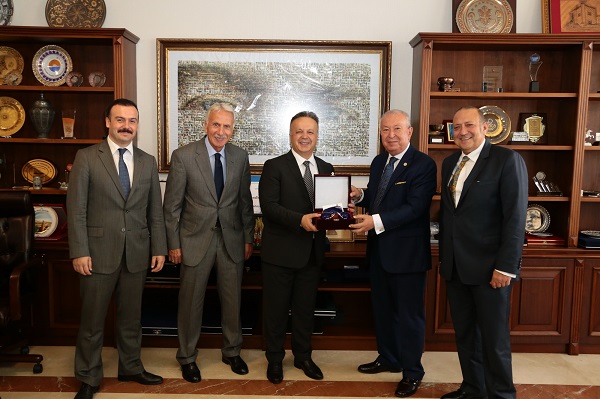 Marmara Grubu Vakfı TİM Başkanı İsmail Gülleyi ziyaret etti