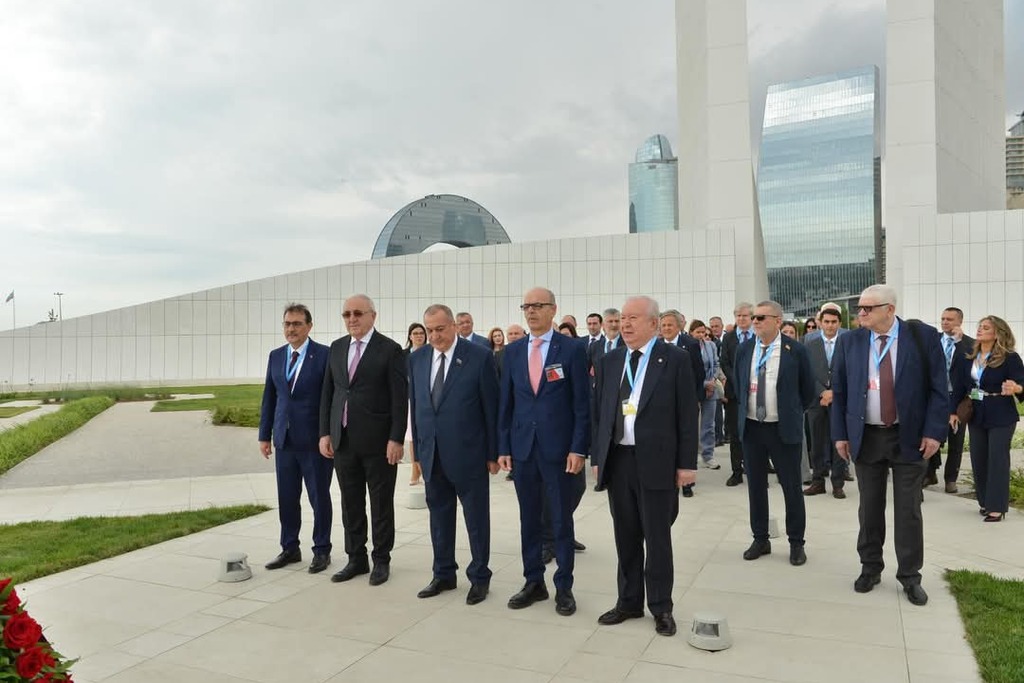 Marmara Grubu Vakfı Haydar Aliyev i Anıt Mezarını ziyaret etti