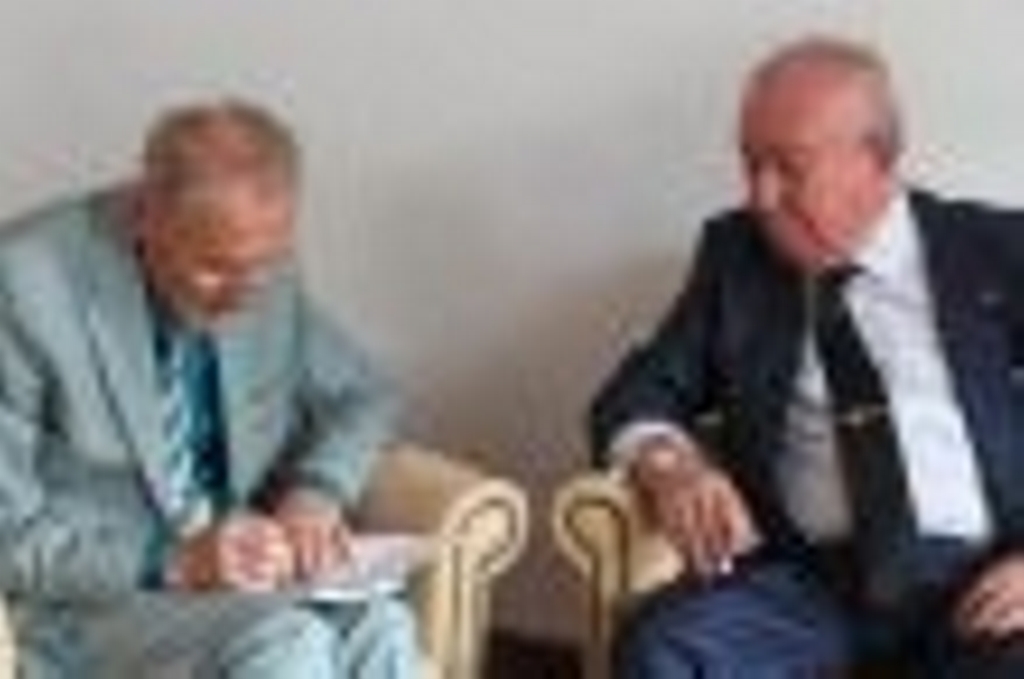 Akkan Suver ve Sezgin Bilgiç Emil Constantinescuyu ziyaret etti.