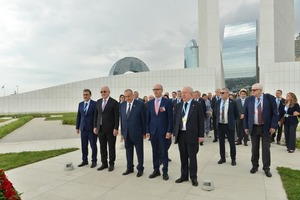 Marmara Grubu Vakfı Haydar Aliyev i Anıt Mezarını ziyaret etti