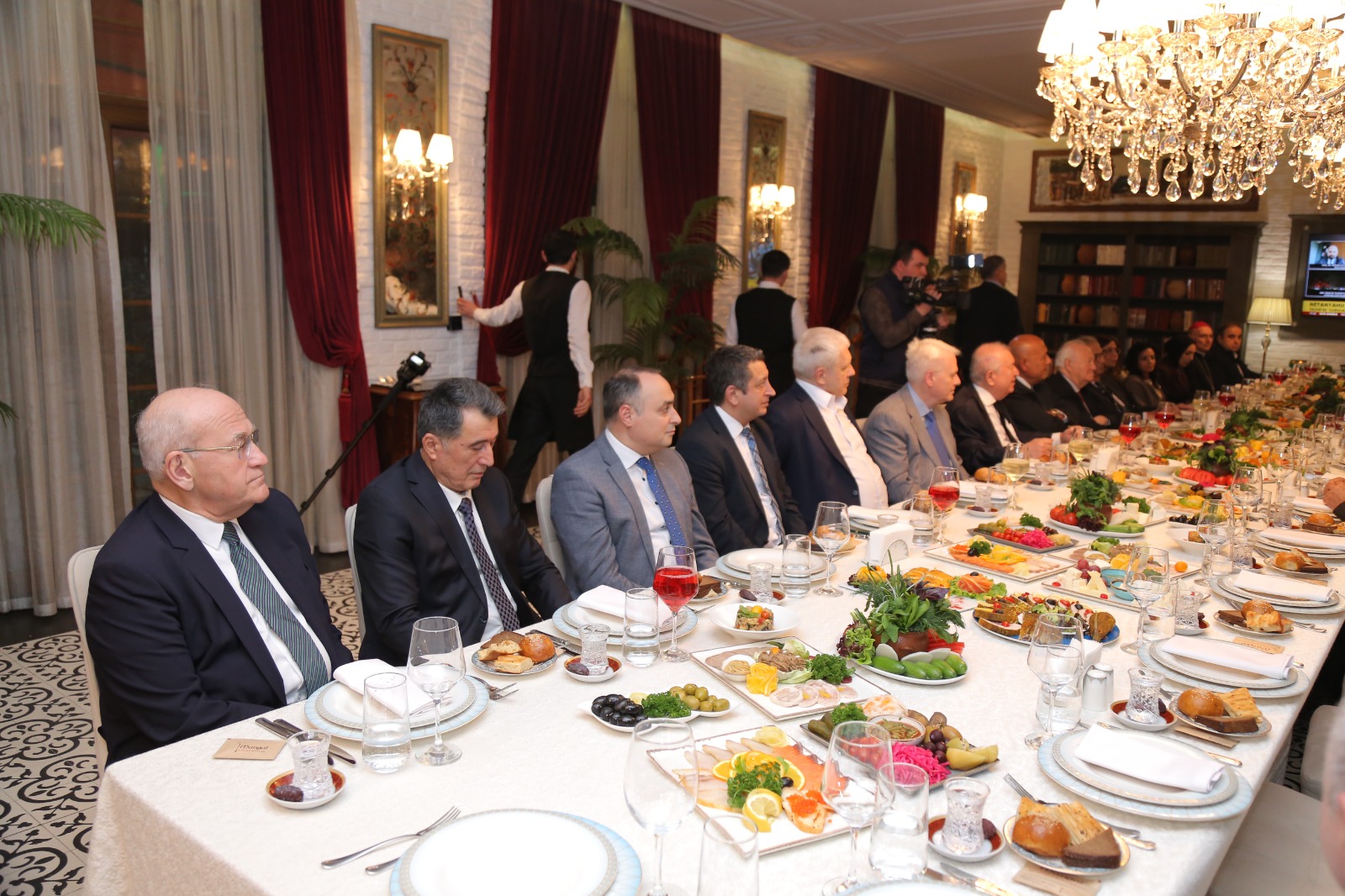 Allahşükür Paşazadenin Bakü İftarı Allahşükür Paşazadenin Bakü İftarı