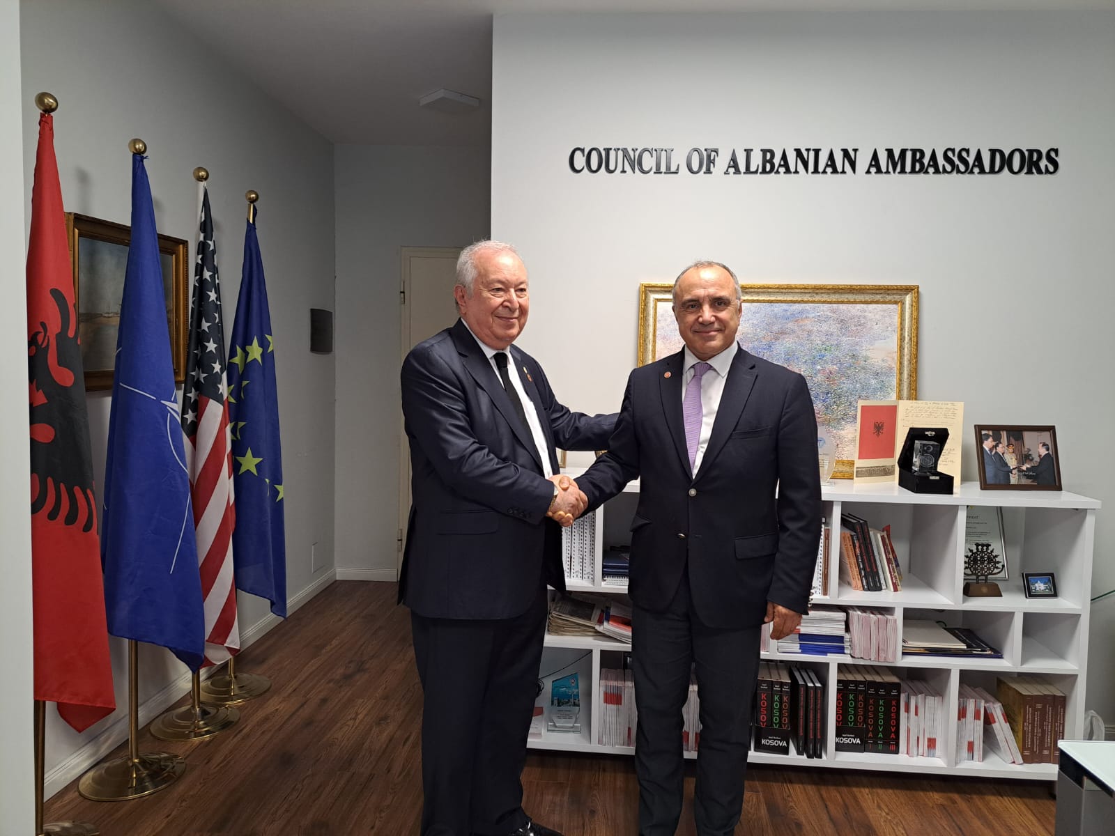 Dr. Akkan Suver, Tiran'da Büyükelçiler Birliğini ziyaret etti Dr. Akkan Suver, Tiran'da Büyükelçiler Birliğini ziyare