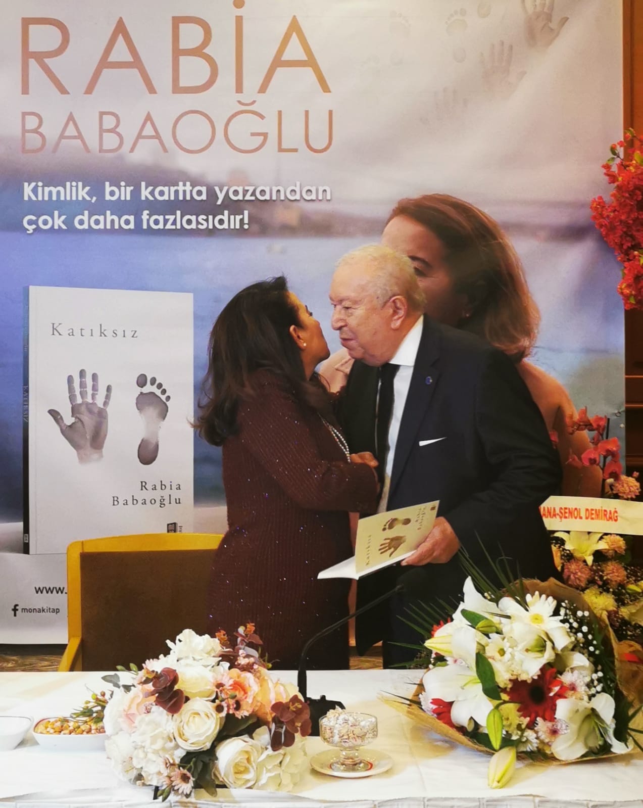 Rabia Babaoğlu kitabını imzaladı Rabia Babaoğlu kitabını imzaladı
