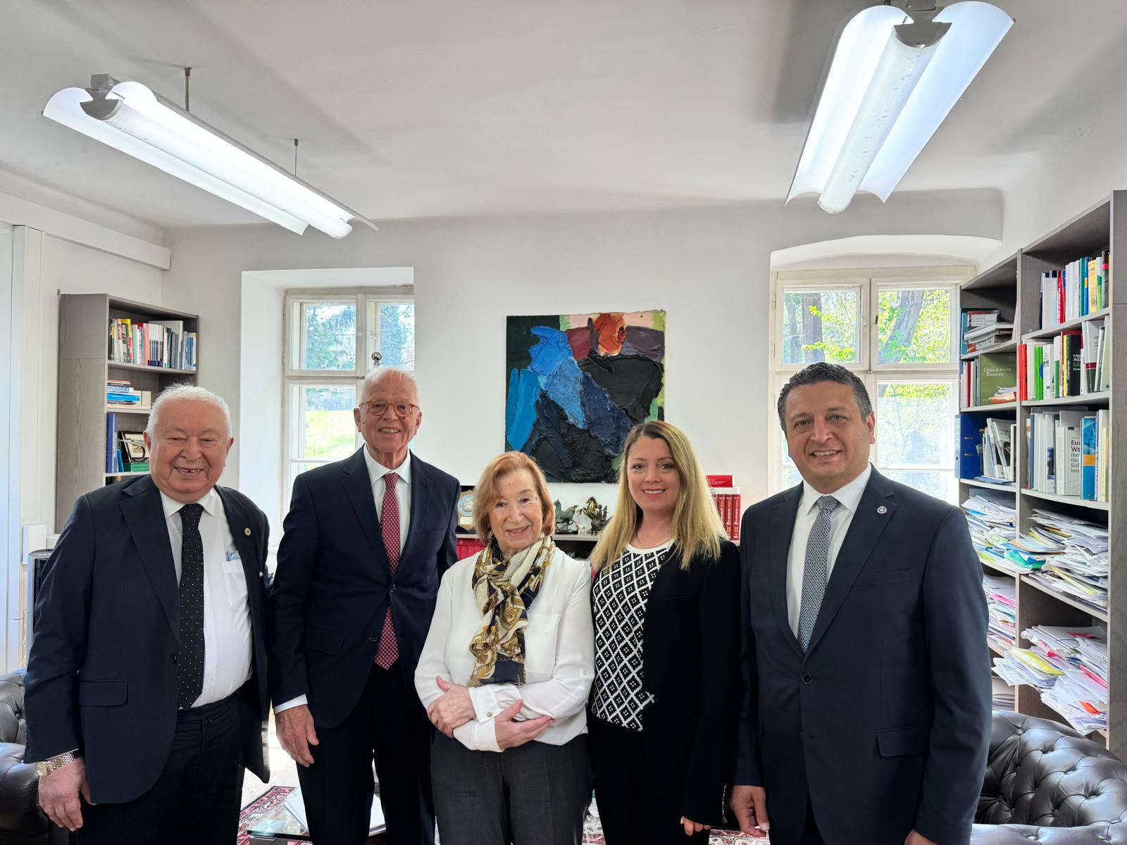 Werner Fasslabend Marmara Grubu Vakfını kabul etti Werner Fasslabend Marmara Grubu Vakfını kabul etti